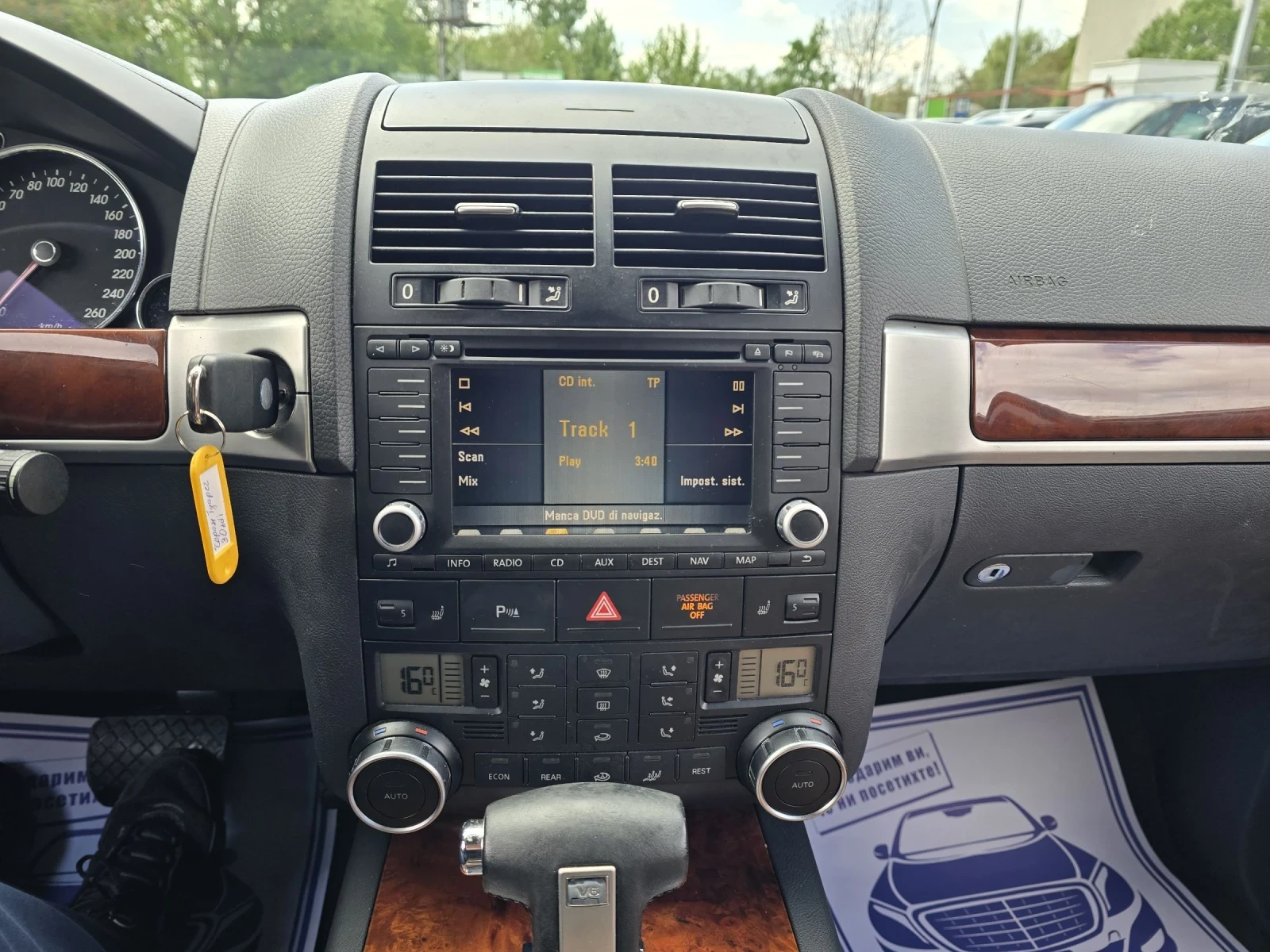 VW Touareg 3.0TDI 224к.с  4x4 Топ състояние , снимка 16 - Автомобили и джипове - 53009534
