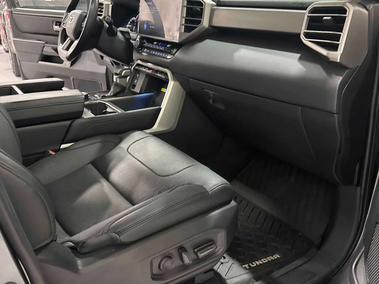 Toyota Tundra Limited  CARFAX, снимка 12 - Автомобили и джипове - 54147957