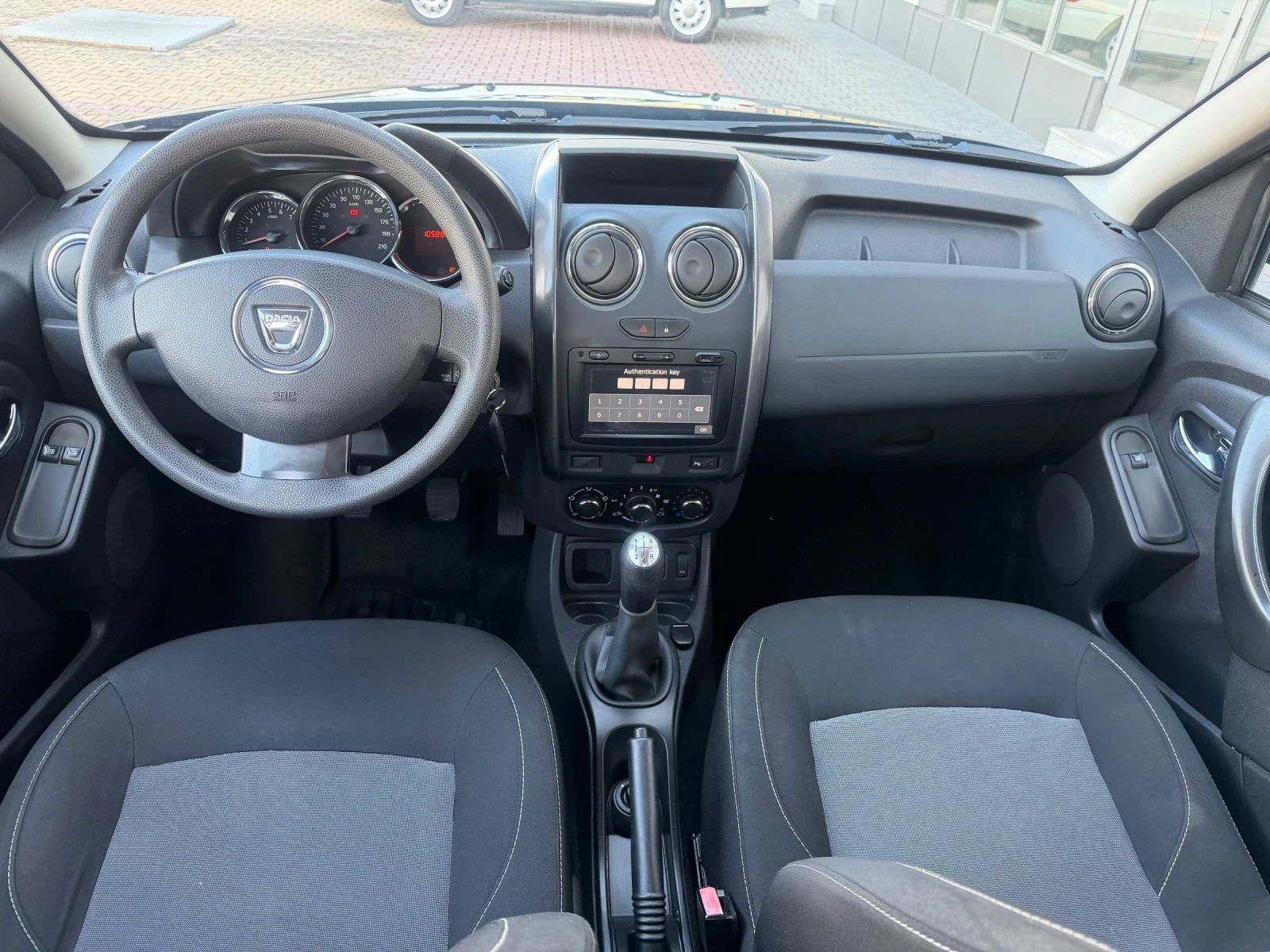 Dacia Duster 1.6, снимка 10 - Автомобили и джипове - 55403634