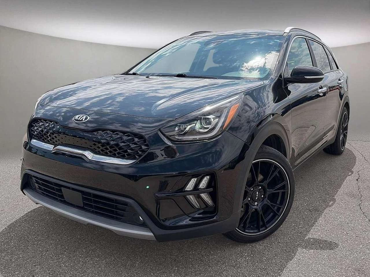 Kia Niro SX Touring: APPLE CARPLAY/HEATED AND COOLED SEATS/