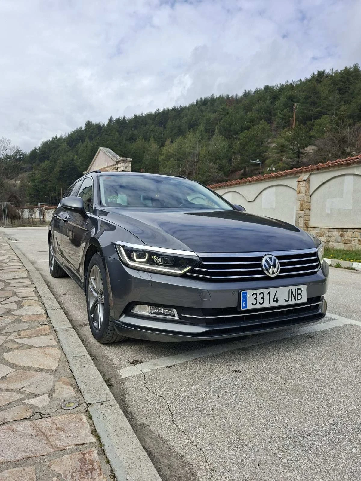 VW Passat R-line , Led, Регистрирана , снимка 2 - Автомобили и джипове - 55844001