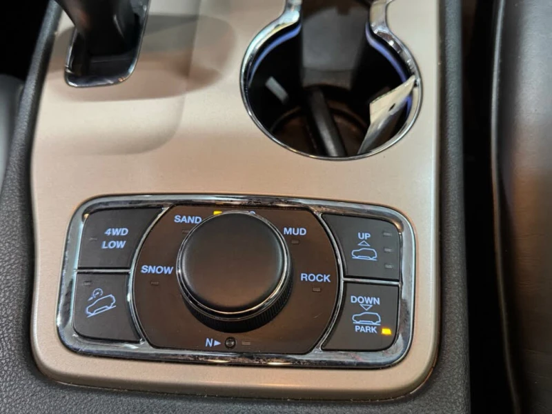 Jeep Grand cherokee Overland * CARFAX* * АвтоКредит* * ЦЕНА ДО БГ* , снимка 13 - Автомобили и джипове - 53448163