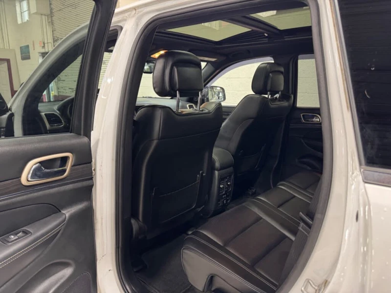Jeep Grand cherokee Overland * CARFAX* * АвтоКредит* * ЦЕНА ДО БГ* , снимка 15 - Автомобили и джипове - 53448163
