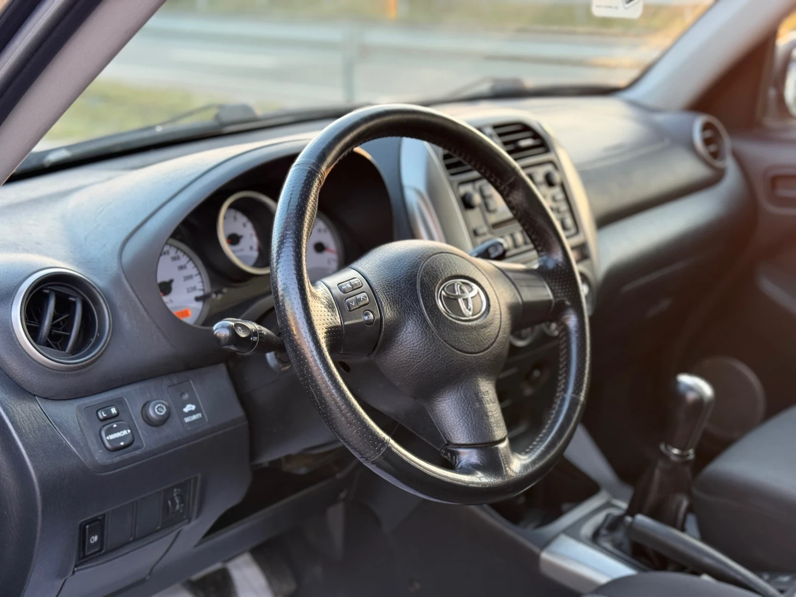 Toyota Rav4 2.0i* 4X4* ГЪРЦИЯ* ФЕЙСЛИФТ* ТЕГЛИЧ* ПЕРФЕКТНА* *  - изображение 8