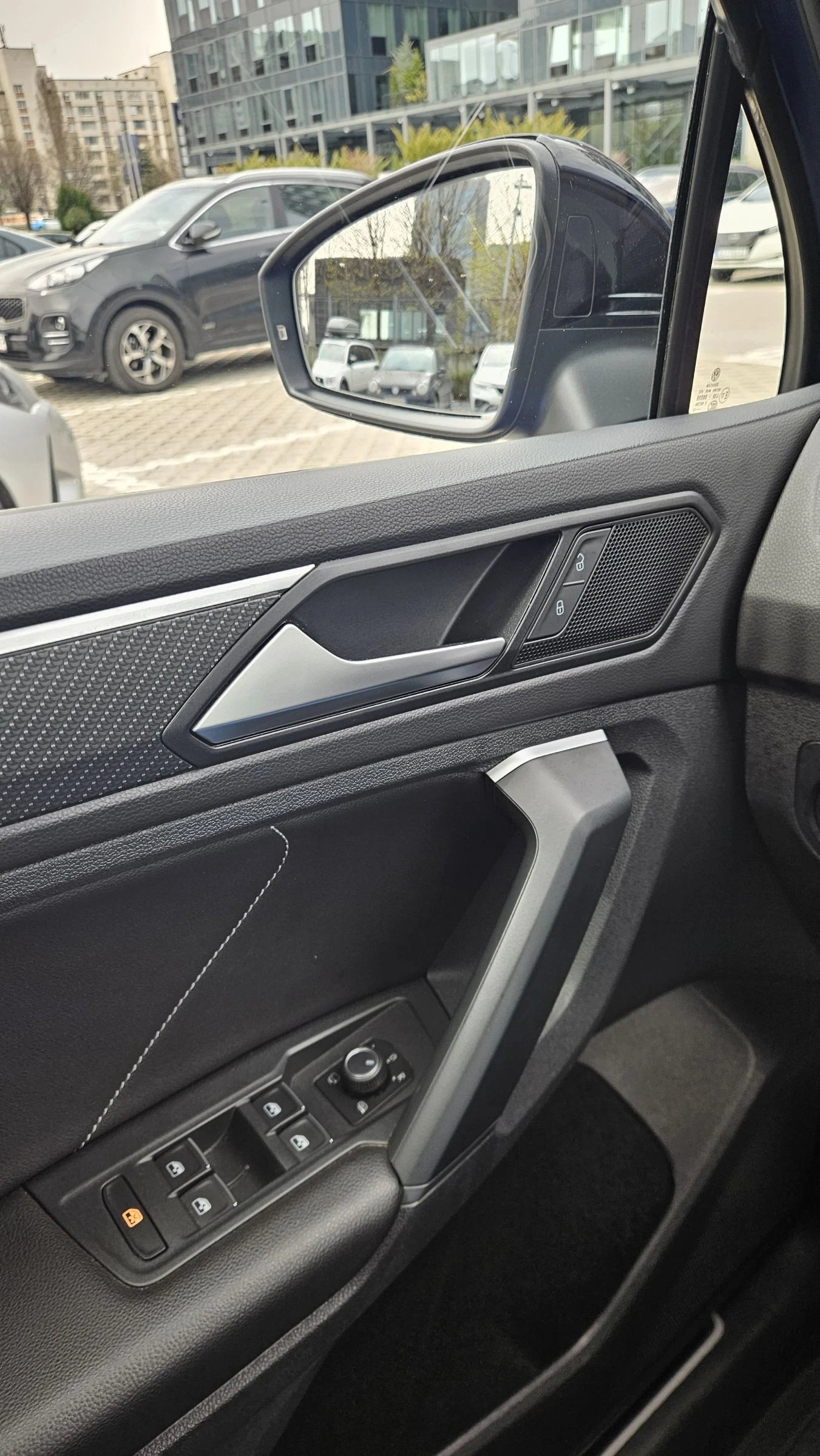 VW Tiguan R-Line 2, 0 l TDI SCR 4MOTION Гаранционен , снимка 16 - Автомобили и джипове - 54640496