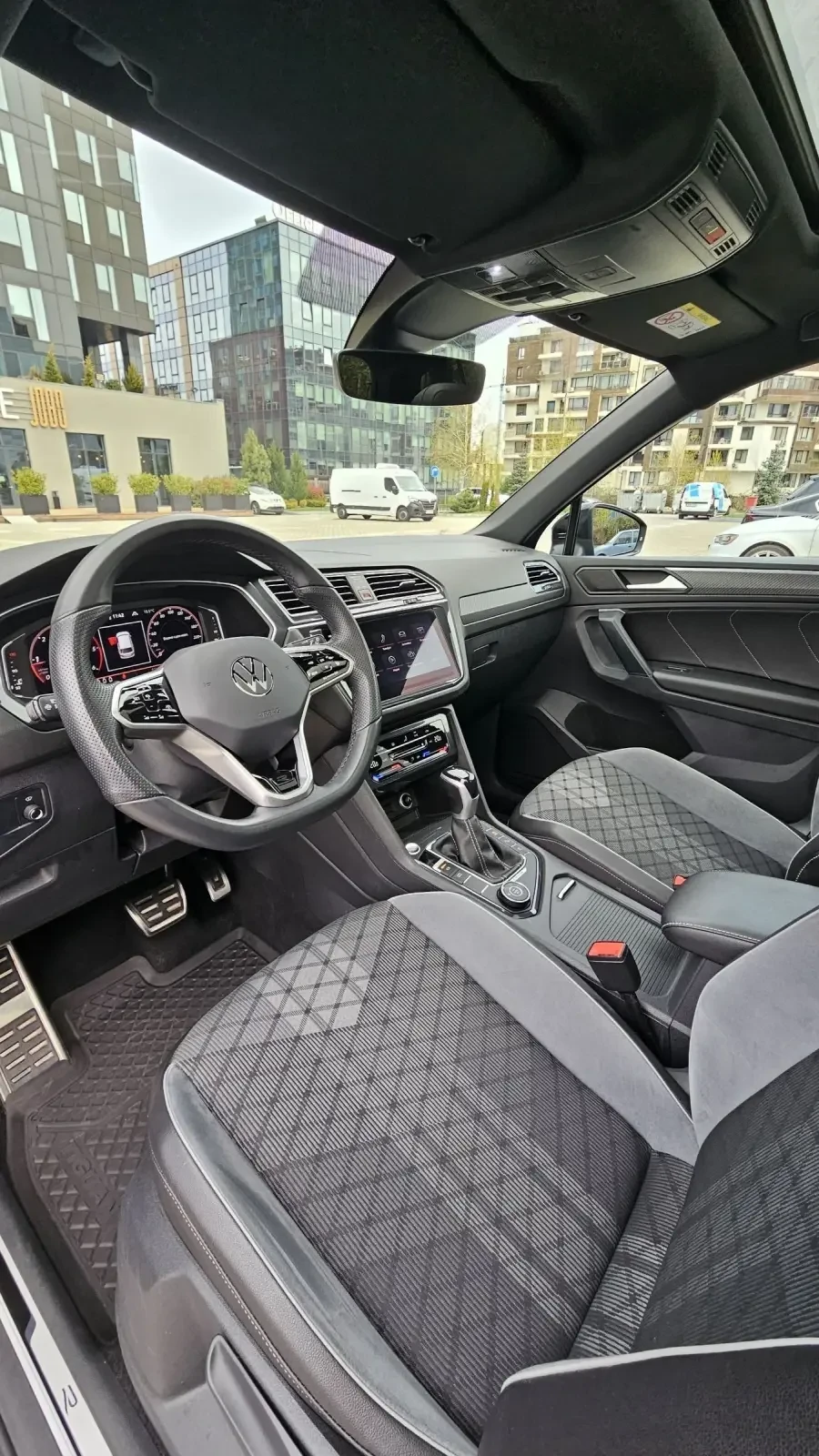 VW Tiguan R-Line 2, 0 l TDI SCR 4MOTION Гаранционен , снимка 7 - Автомобили и джипове - 54640496