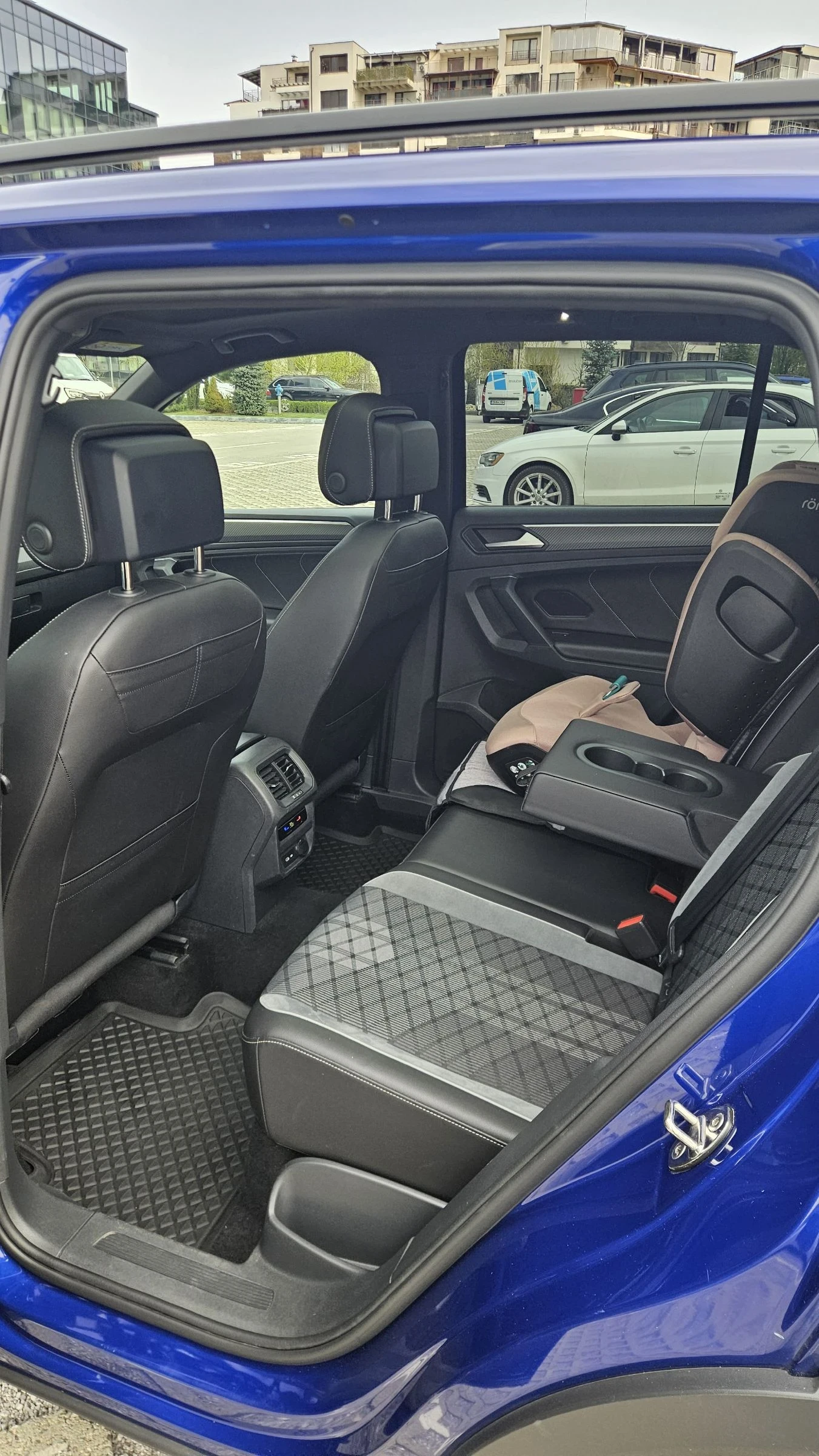 VW Tiguan R-Line 2, 0 l TDI SCR 4MOTION Гаранционен , снимка 13 - Автомобили и джипове - 54640496