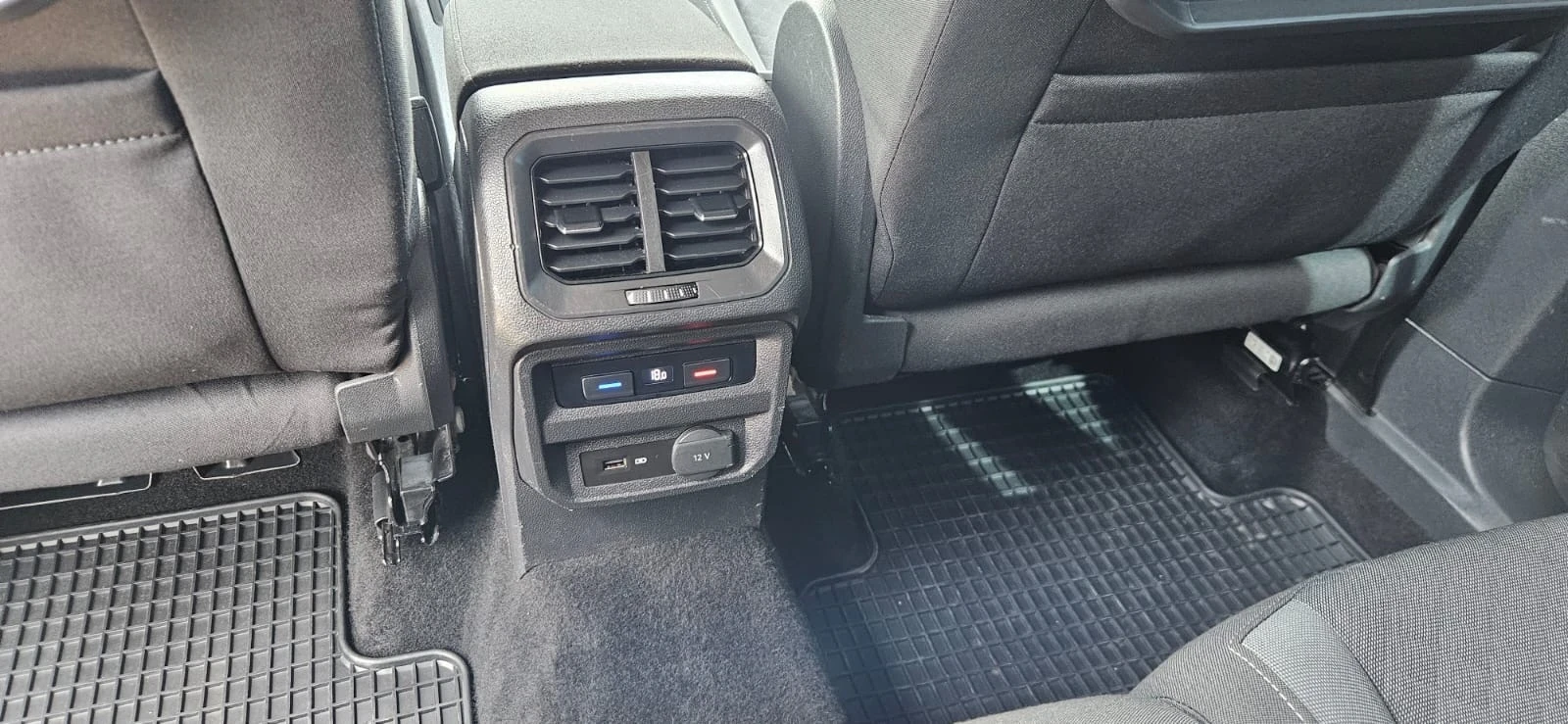 VW Tiguan 2.0TDI, снимка 10 - Автомобили и джипове - 54672486