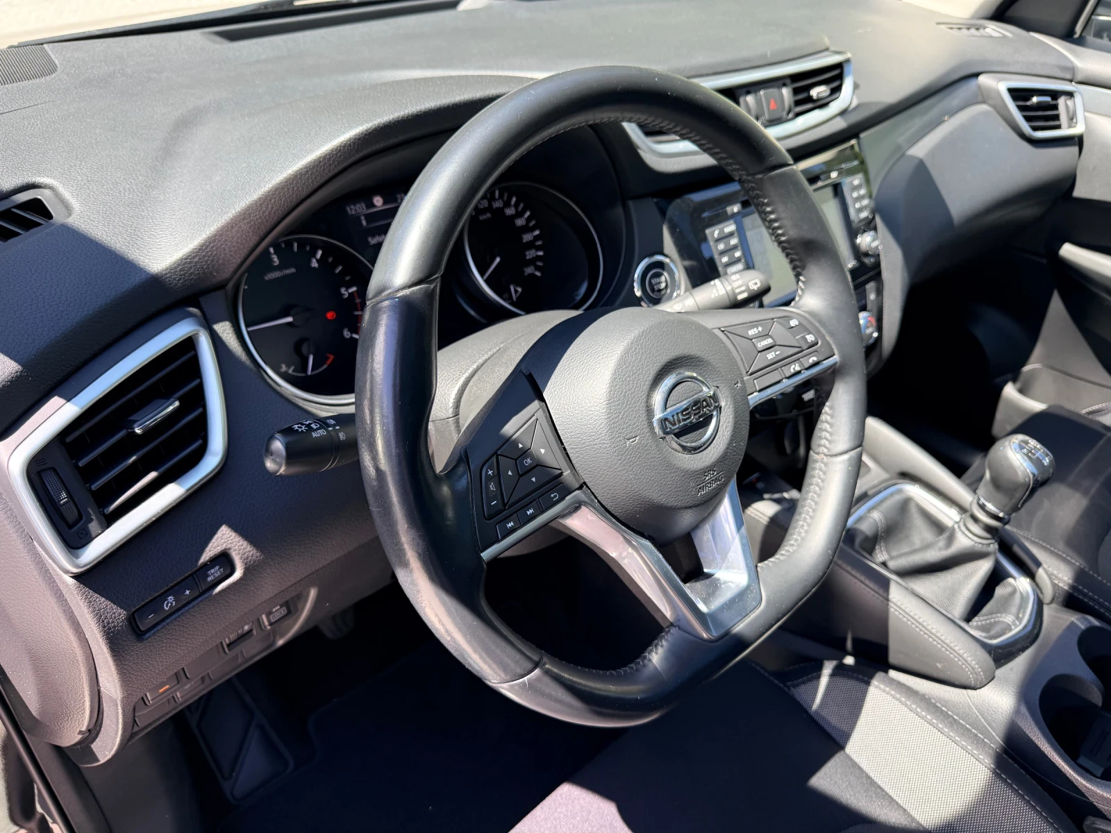 Nissan Qashqai 1.6dCi* 4x4* ФЕЙС* ДИСТР* ПАНО* KEYLESS* РЕАЛНИ КМ, снимка 12 - Автомобили и джипове - 54779185