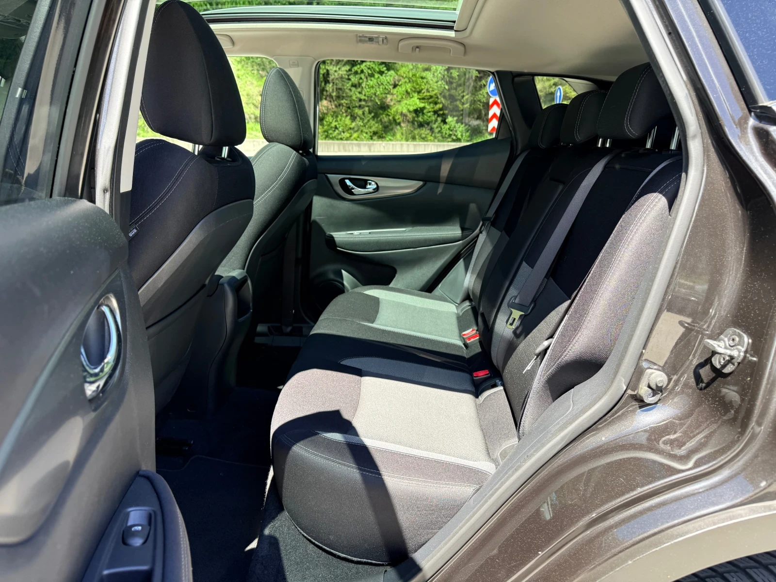 Nissan Qashqai 1.6dCi* 4x4* ФЕЙС* ДИСТР* ПАНО* KEYLESS* РЕАЛНИ КМ, снимка 8 - Автомобили и джипове - 54779185