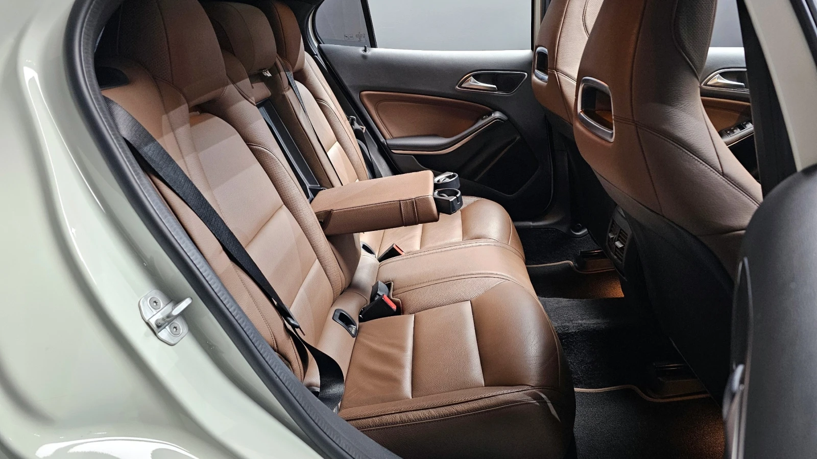 Mercedes-Benz GLA 220 Подгрев/Памет/Панорама/, снимка 9 - Автомобили и джипове - 55383468