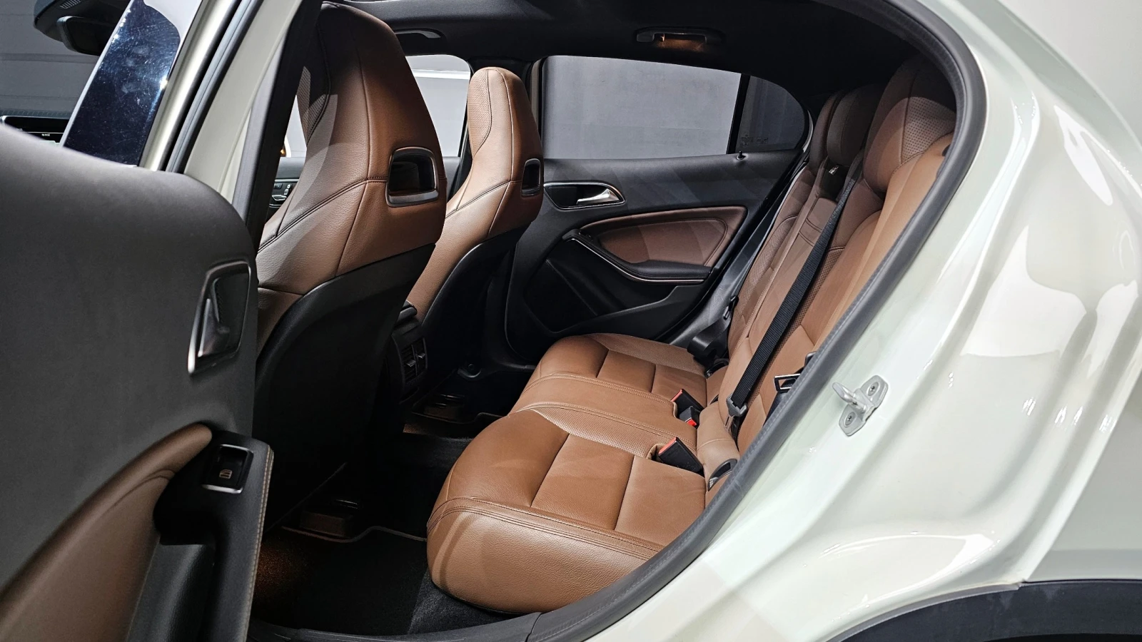 Mercedes-Benz GLA 220 Подгрев/Памет/Панорама/, снимка 10 - Автомобили и джипове - 55383468