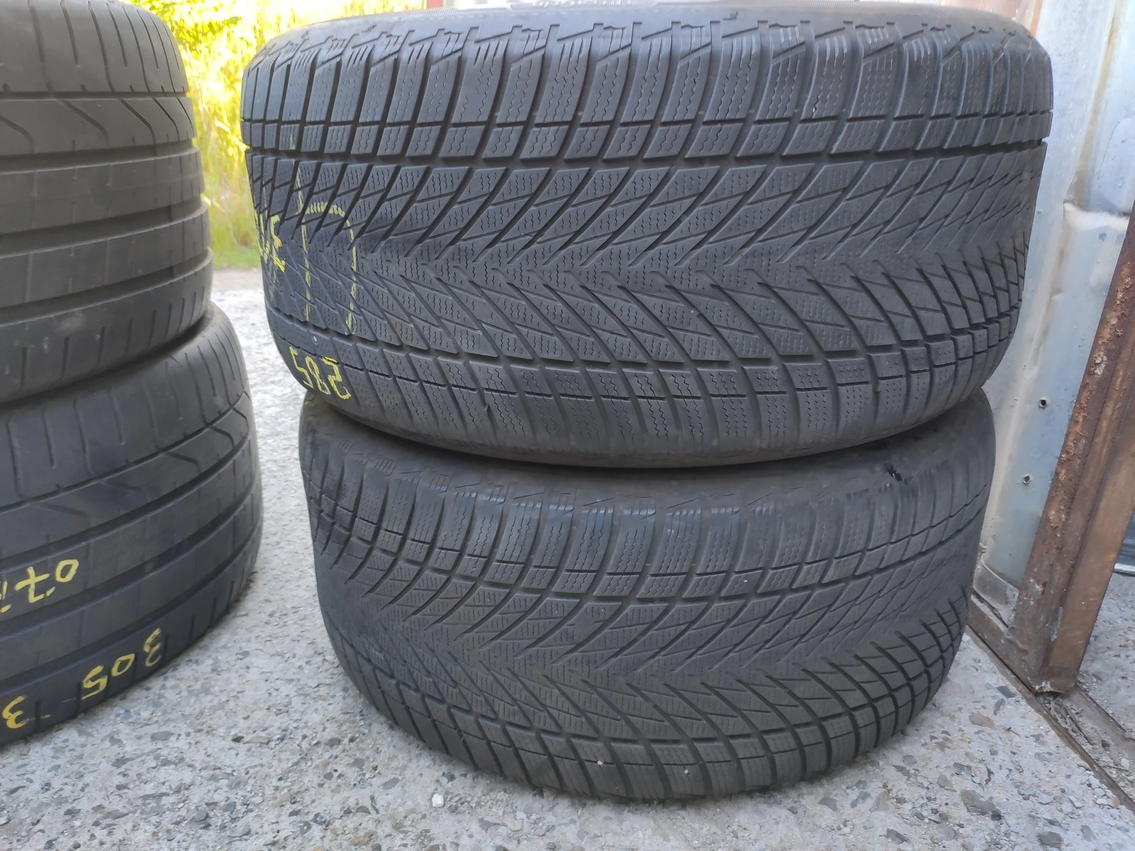 Гуми Зимни 285/40R19, снимка 3 - Гуми и джанти - 56664383