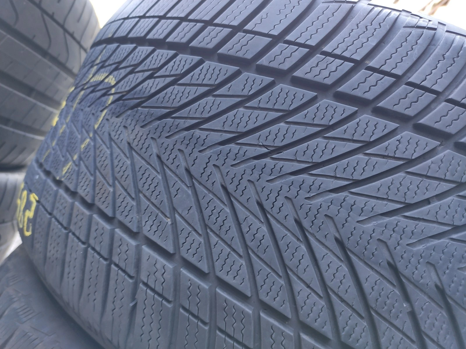 Гуми Зимни 285/40R19, снимка 4 - Гуми и джанти - 56664383