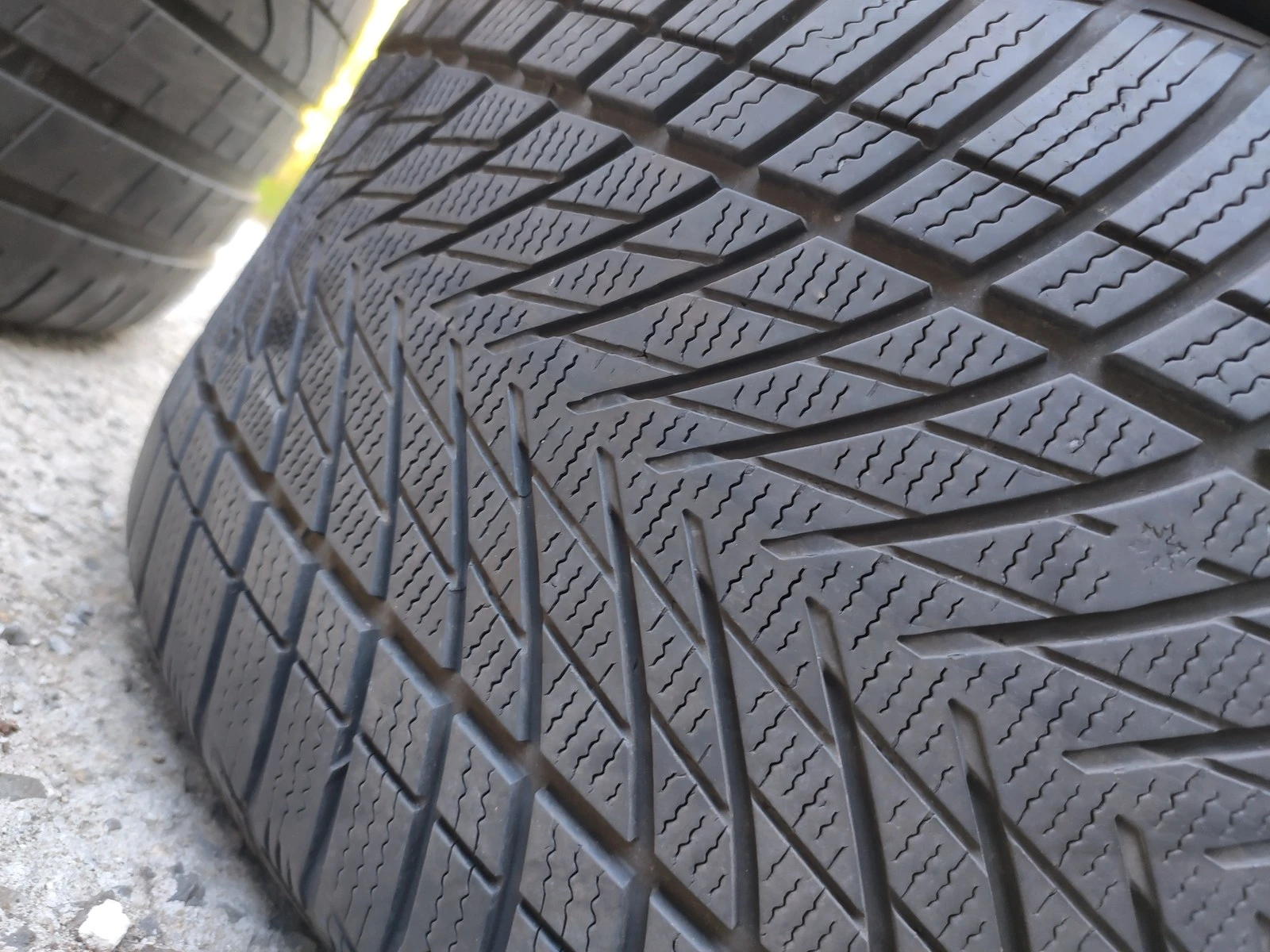 Гуми Зимни 285/40R19, снимка 5 - Гуми и джанти - 56664383