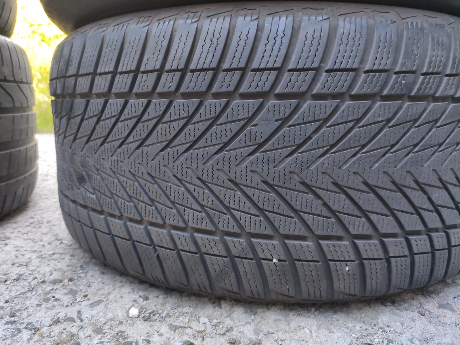 Гуми Зимни 285/40R19, снимка 2 - Гуми и джанти - 56664383