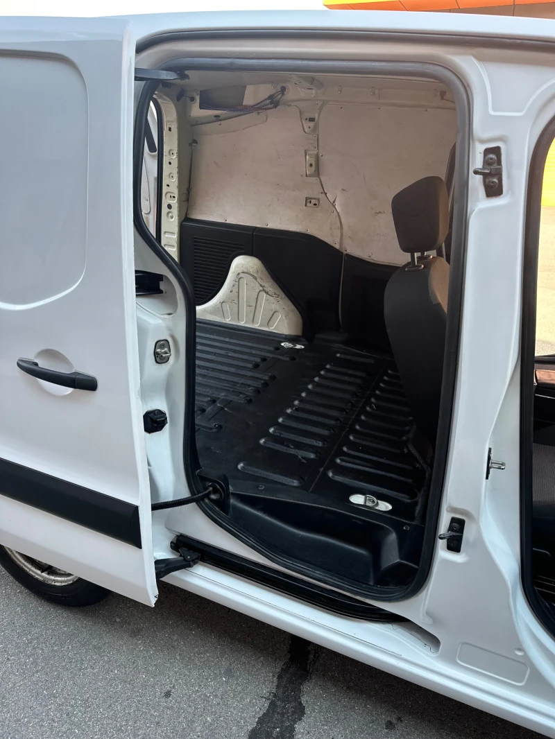 Citroen Berlingo 1.6 Климатик, снимка 9 - Автомобили и джипове - 51305333