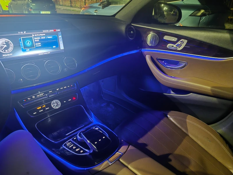 Mercedes-Benz E 300 E300! 4Matic! 9GTronic! Ton Състояние !Ambient lig, снимка 16 - Автомобили и джипове - 53418912