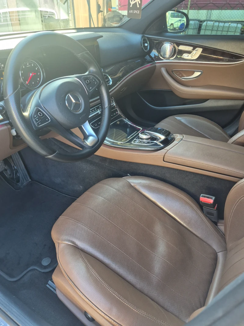 Mercedes-Benz E 300 E300! 4Matic! 9GTronic! Ton Състояние !Ambient lig, снимка 11 - Автомобили и джипове - 53418912