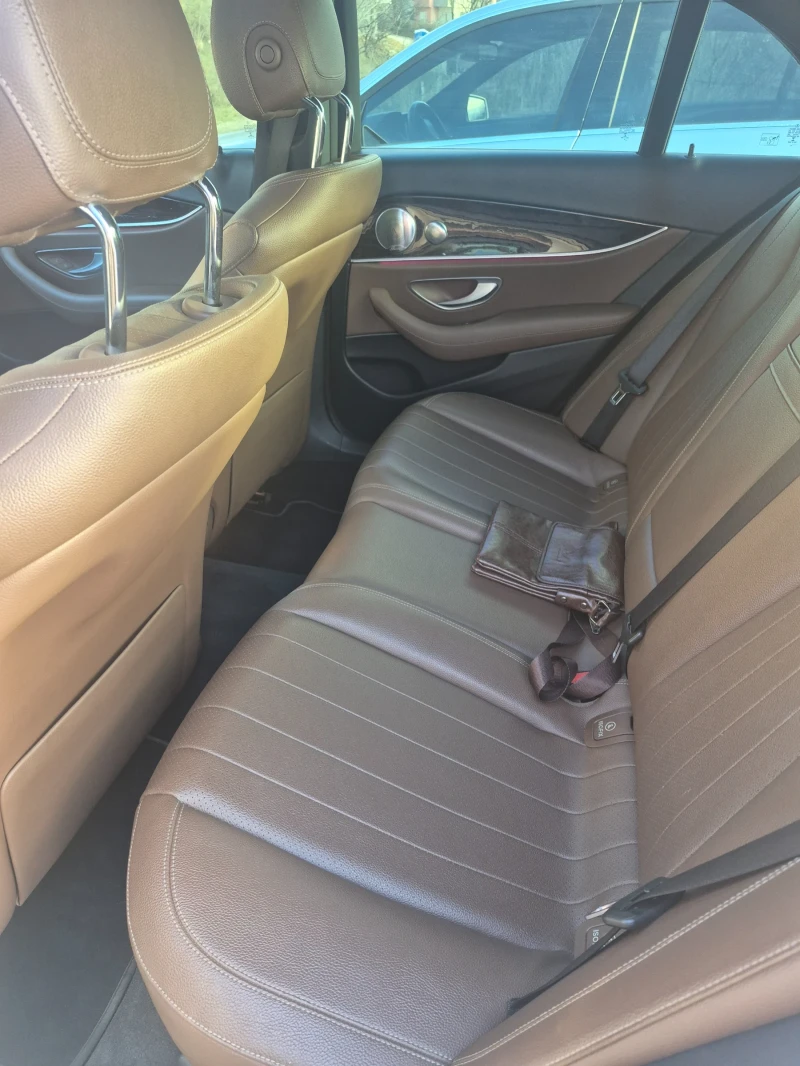 Mercedes-Benz E 300 E300! 4Matic! 9GTronic! Ton Състояние !Ambient lig, снимка 10 - Автомобили и джипове - 53418912