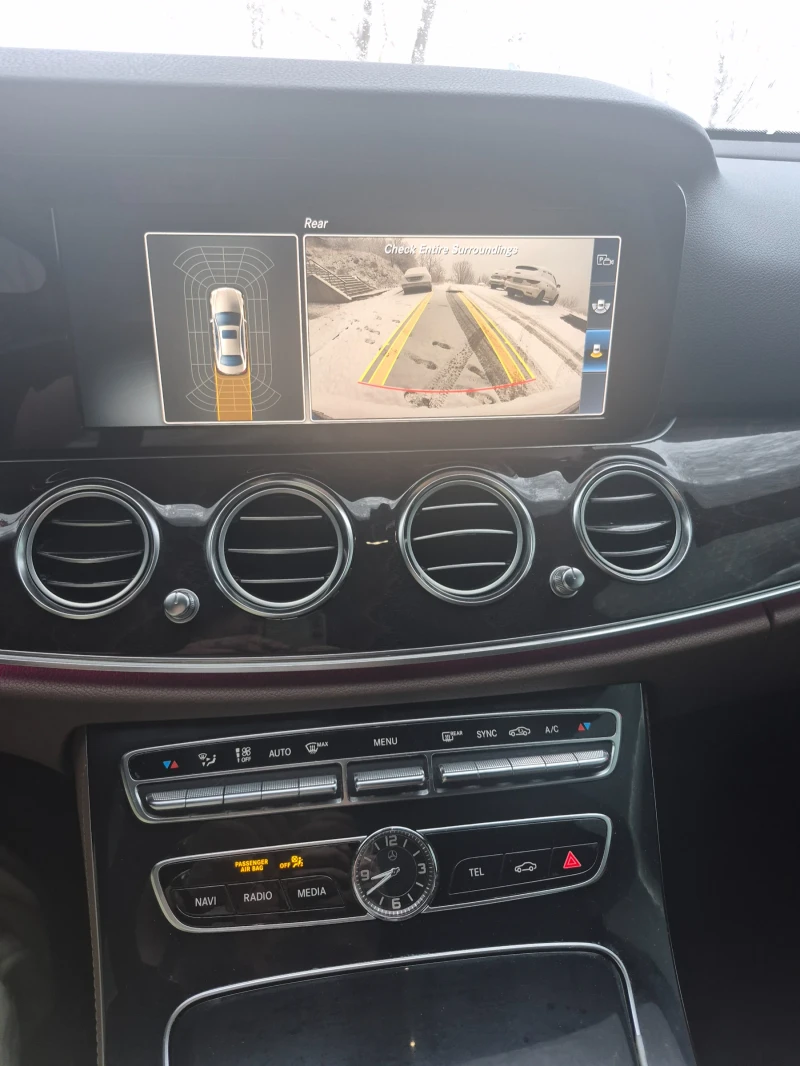 Mercedes-Benz E 300 E300! 4Matic! 9GTronic! Ton Състояние !Ambient lig, снимка 8 - Автомобили и джипове - 53418912