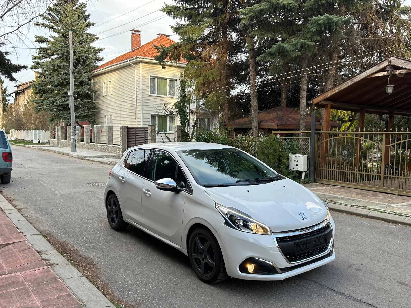 Peugeot 208 1, 6GT LINE BLUE HDI - изображение 3