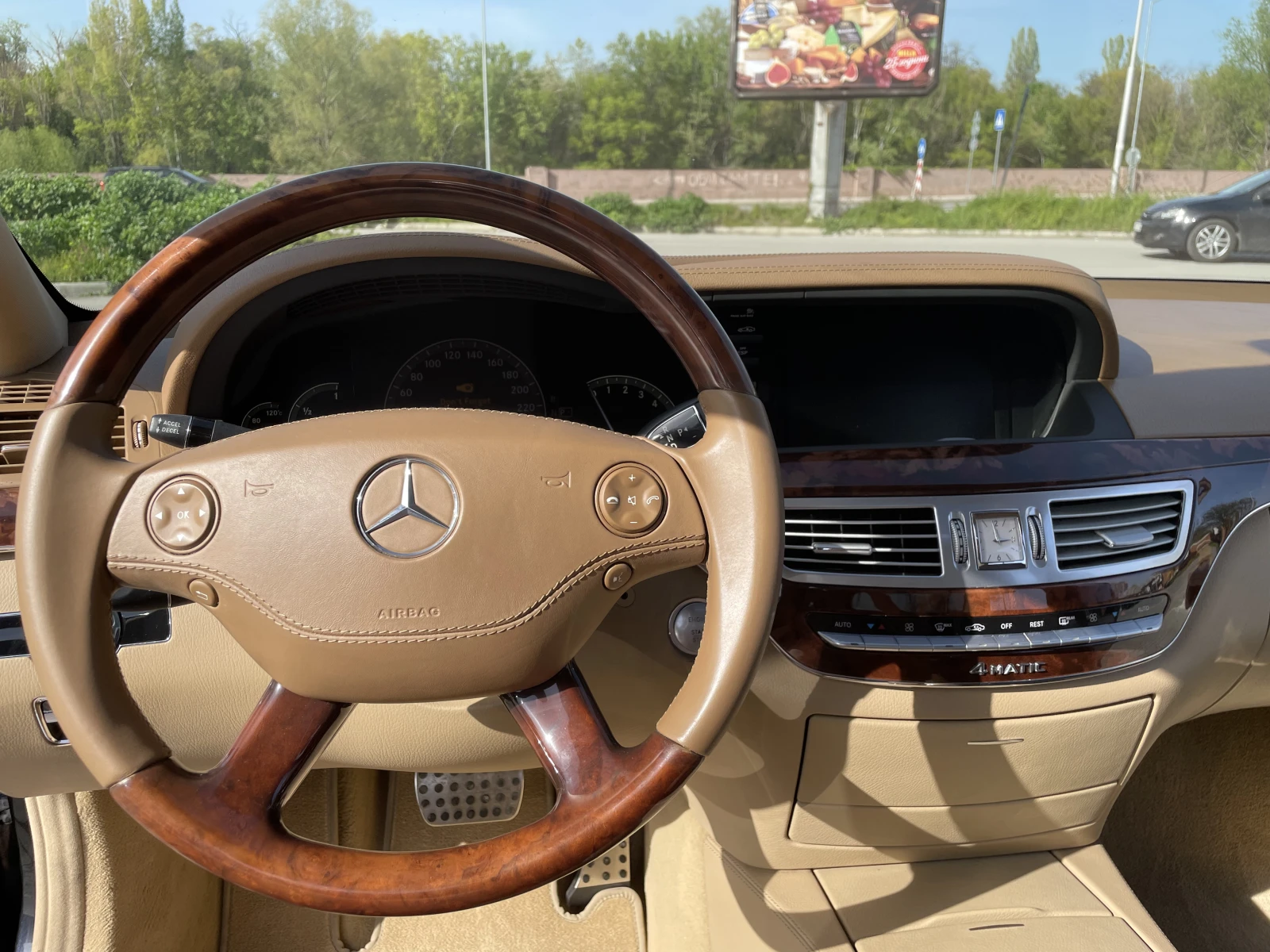 Mercedes-Benz S 500 FULL/ЗВЕЗДЕН ТАВАН/ГЕНЕРАЦИЯ/АМБИЕНТНО/HARMAN/ЛИЗ  - изображение 9