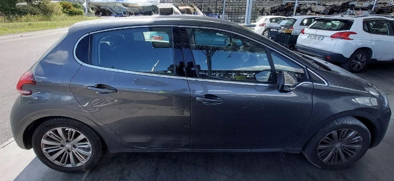 Peugeot 208 1.2i AUTOMATIC EURO6 - изображение 4