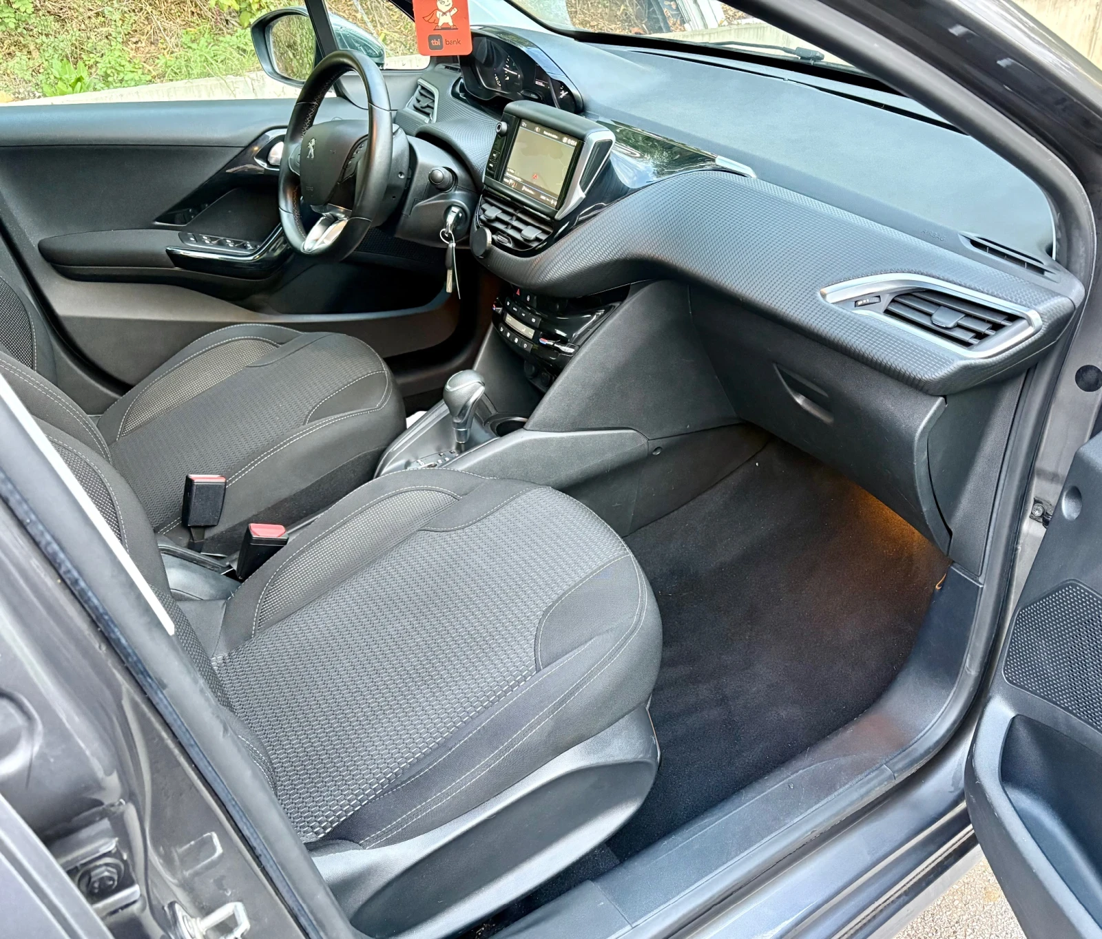 Peugeot 208 1.2i AUTOMATIC EURO6 - изображение 8