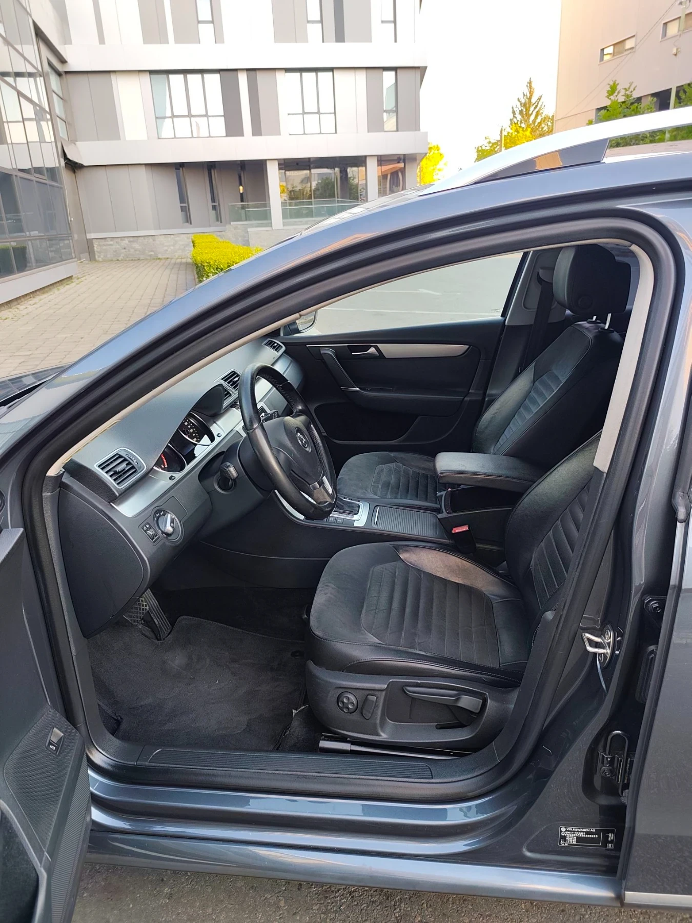 VW Passat 2.0TDI DSG Педгрев Кожа ПЕРФЕКТНО!!!, снимка 12 - Автомобили и джипове - 55747457