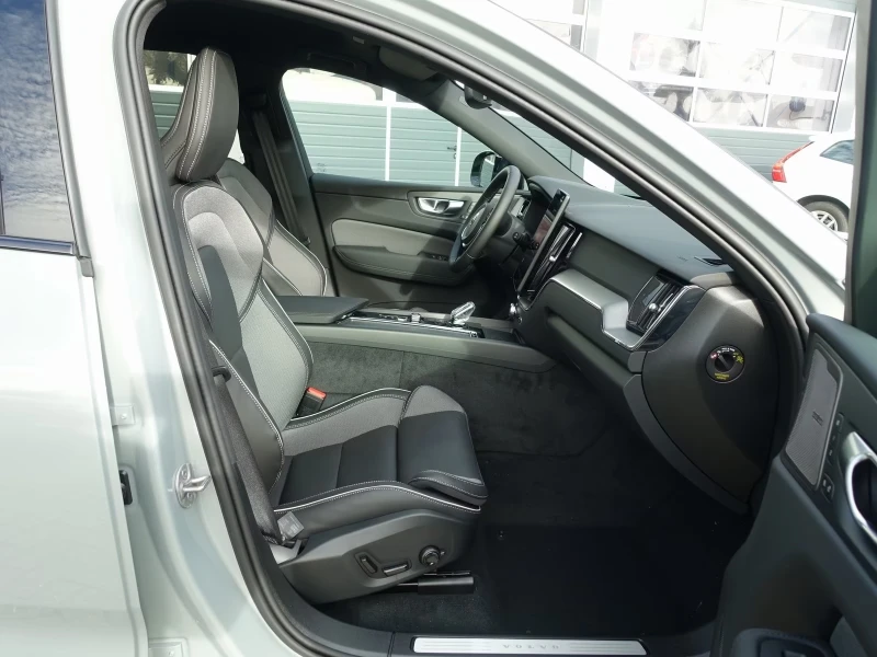 Volvo XC60 NEW 2026MY Black Edition T6 AWD, снимка 15 - Автомобили и джипове - 53560981