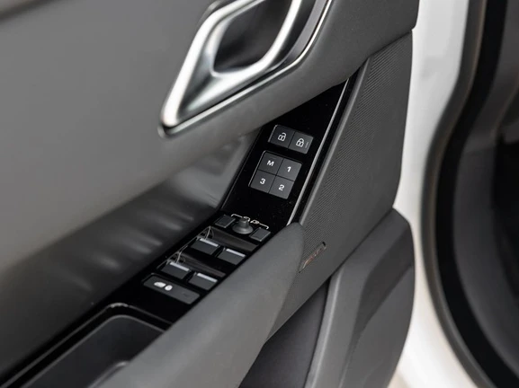 Land Rover Range Rover Velar D200 = Dynamic SE = Гаранция, снимка 6 - Автомобили и джипове - 53497444