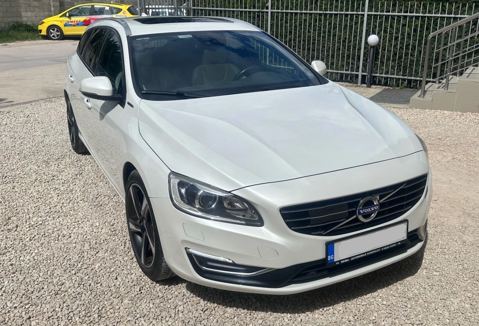 Volvo V60 D5 Plug-in hybrid Twin engine - изображение 2