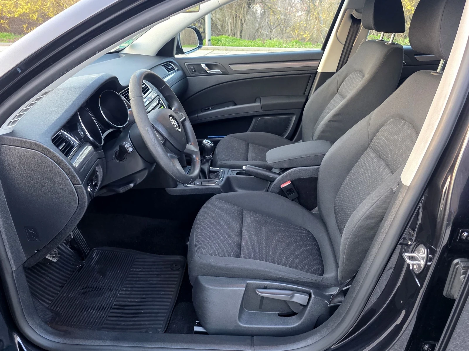 Skoda Superb 2.0TDi , Фейслифт, Сервизна история!, снимка 11 - Автомобили и джипове - 53979059