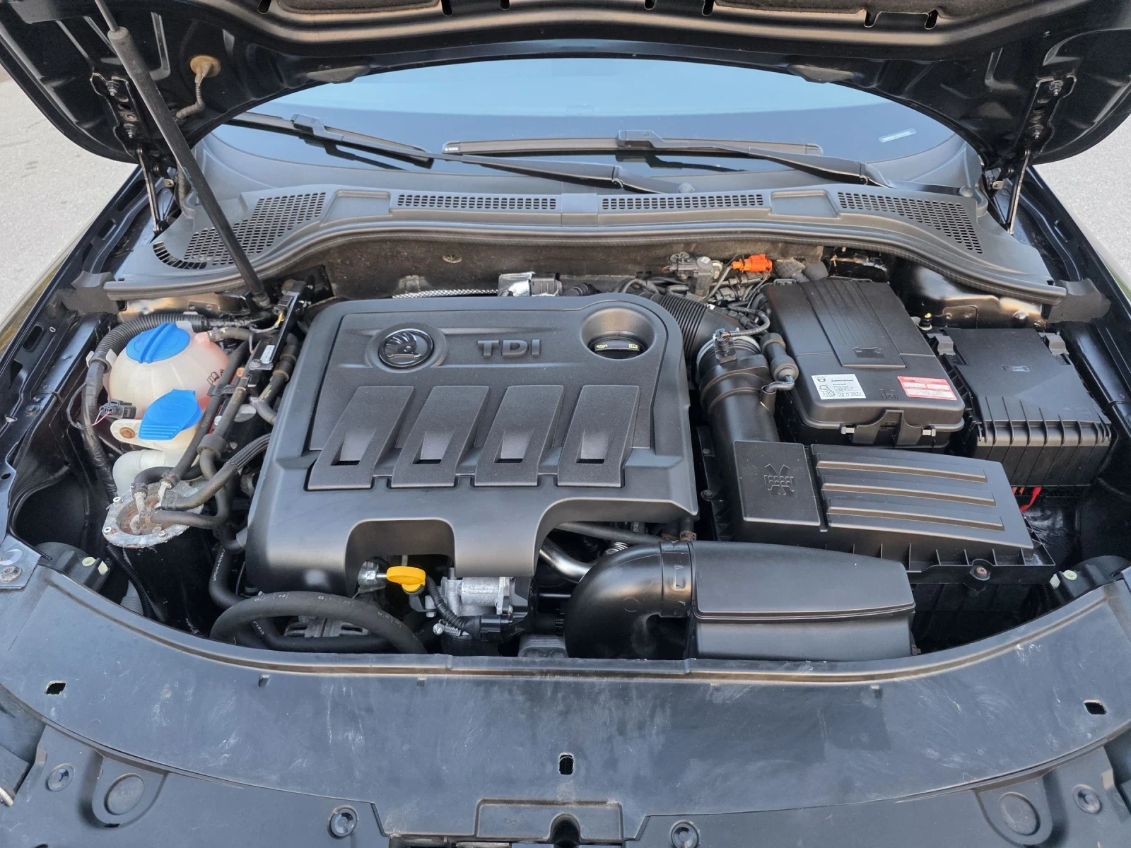 Skoda Superb 2.0TDi , Фейслифт, Сервизна история!, снимка 17 - Автомобили и джипове - 53979059