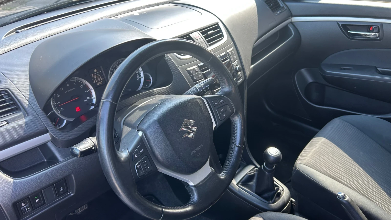 Suzuki Swift 1.2-4х4, снимка 11 - Автомобили и джипове - 54233839