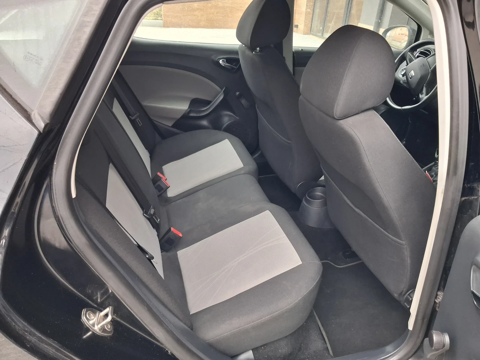 Seat Ibiza 1.6TDI 90 кс., снимка 7 - Автомобили и джипове - 53949672