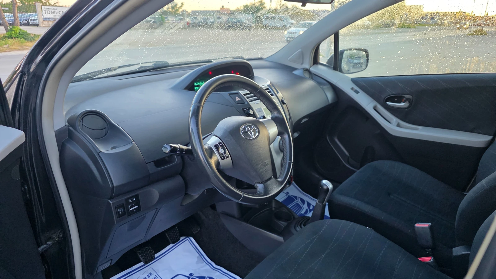 Toyota Yaris БЕЗУПРЕЧНА , снимка 7 - Автомобили и джипове - 54744157