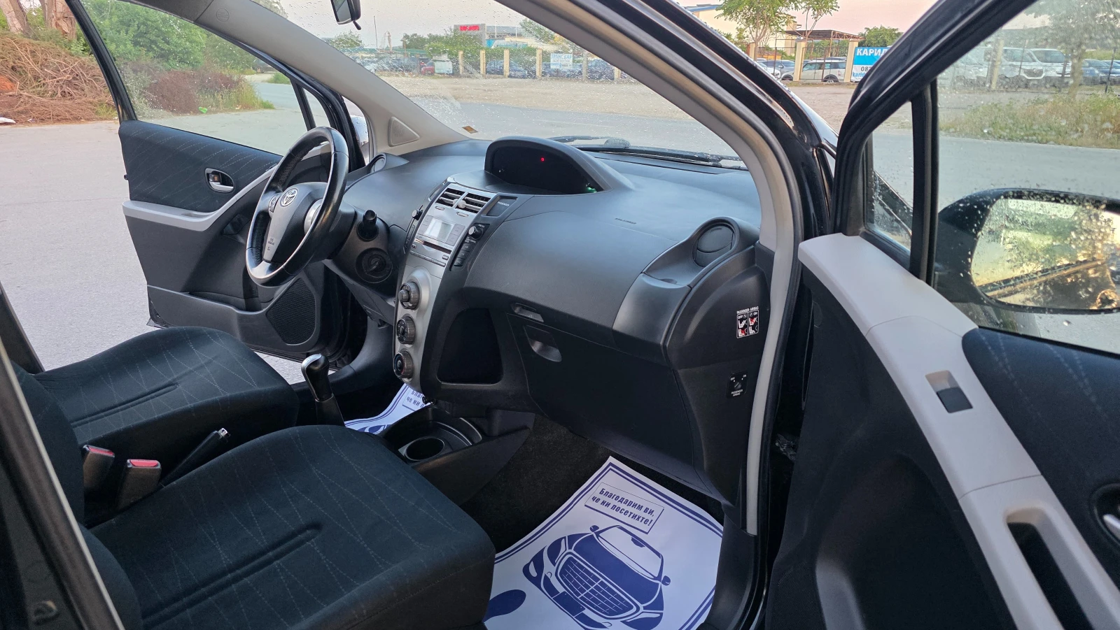 Toyota Yaris БЕЗУПРЕЧНА , снимка 11 - Автомобили и джипове - 54744157