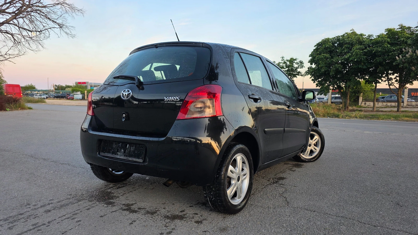 Toyota Yaris БЕЗУПРЕЧНА , снимка 4 - Автомобили и джипове - 54744157