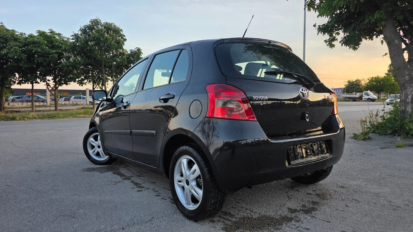 Toyota Yaris БЕЗУПРЕЧНА , снимка 5 - Автомобили и джипове - 54744157