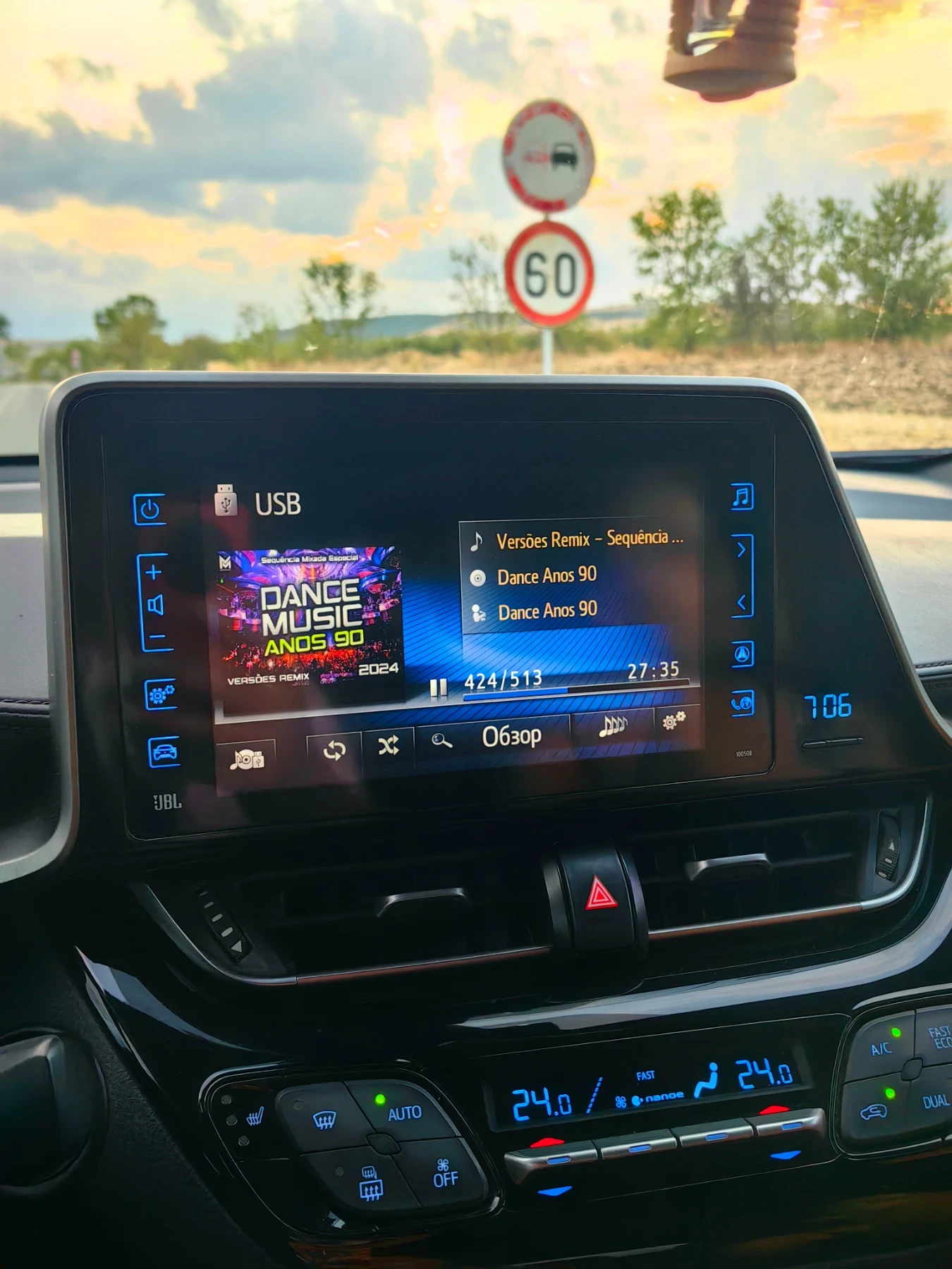 Toyota C-HR HYBRID E-CVT JBL Premium Sound самопаркиране - изображение 10