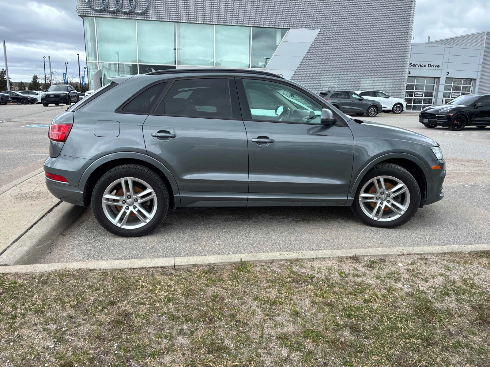 Audi Q3 KOMFORT * ПАНОРАМА * CAR FAX * , снимка 3 - Автомобили и джипове - 54198232