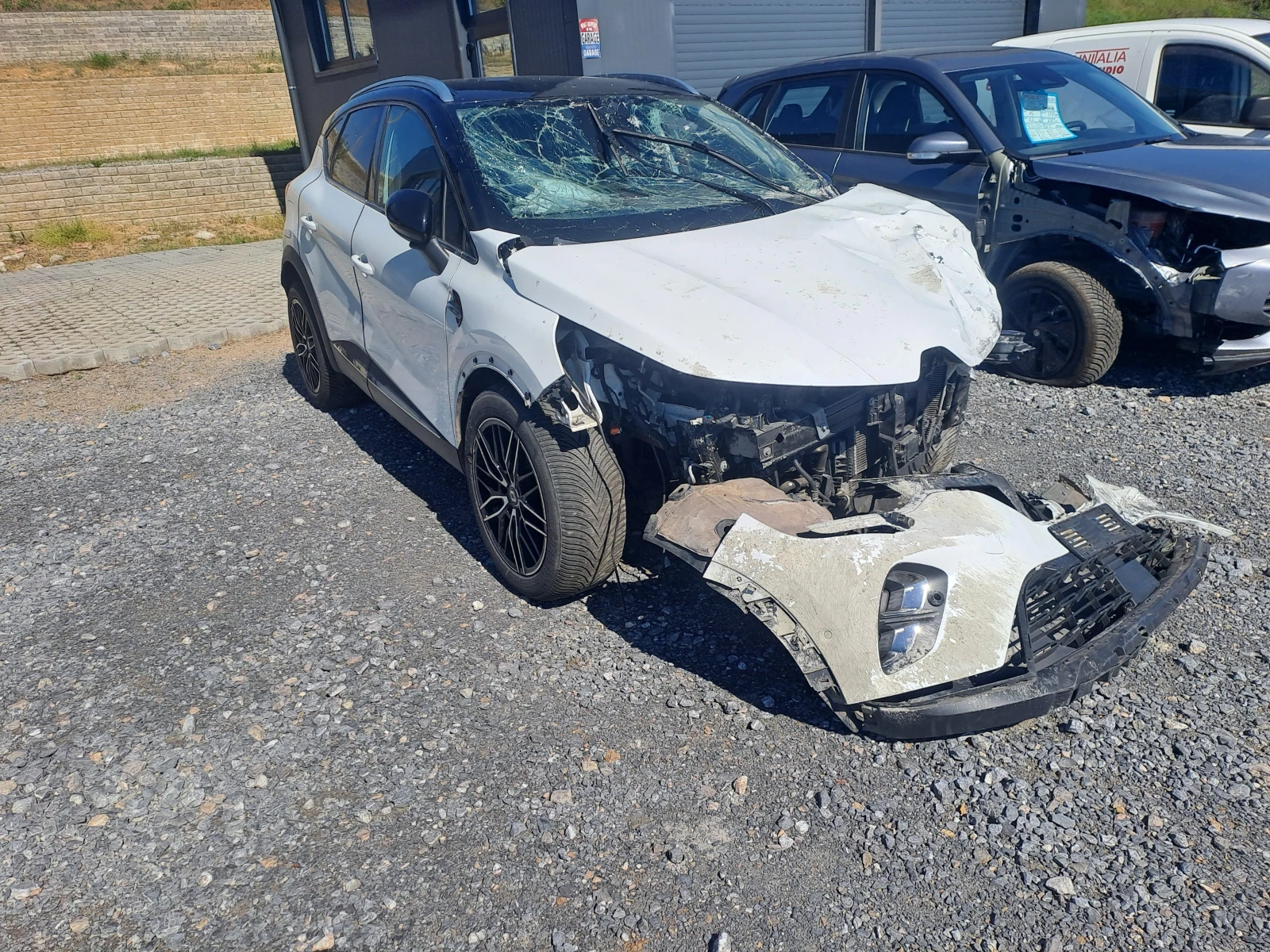 Renault Captur 1.6E-TECH , снимка 2 - Автомобили и джипове - 54407935
