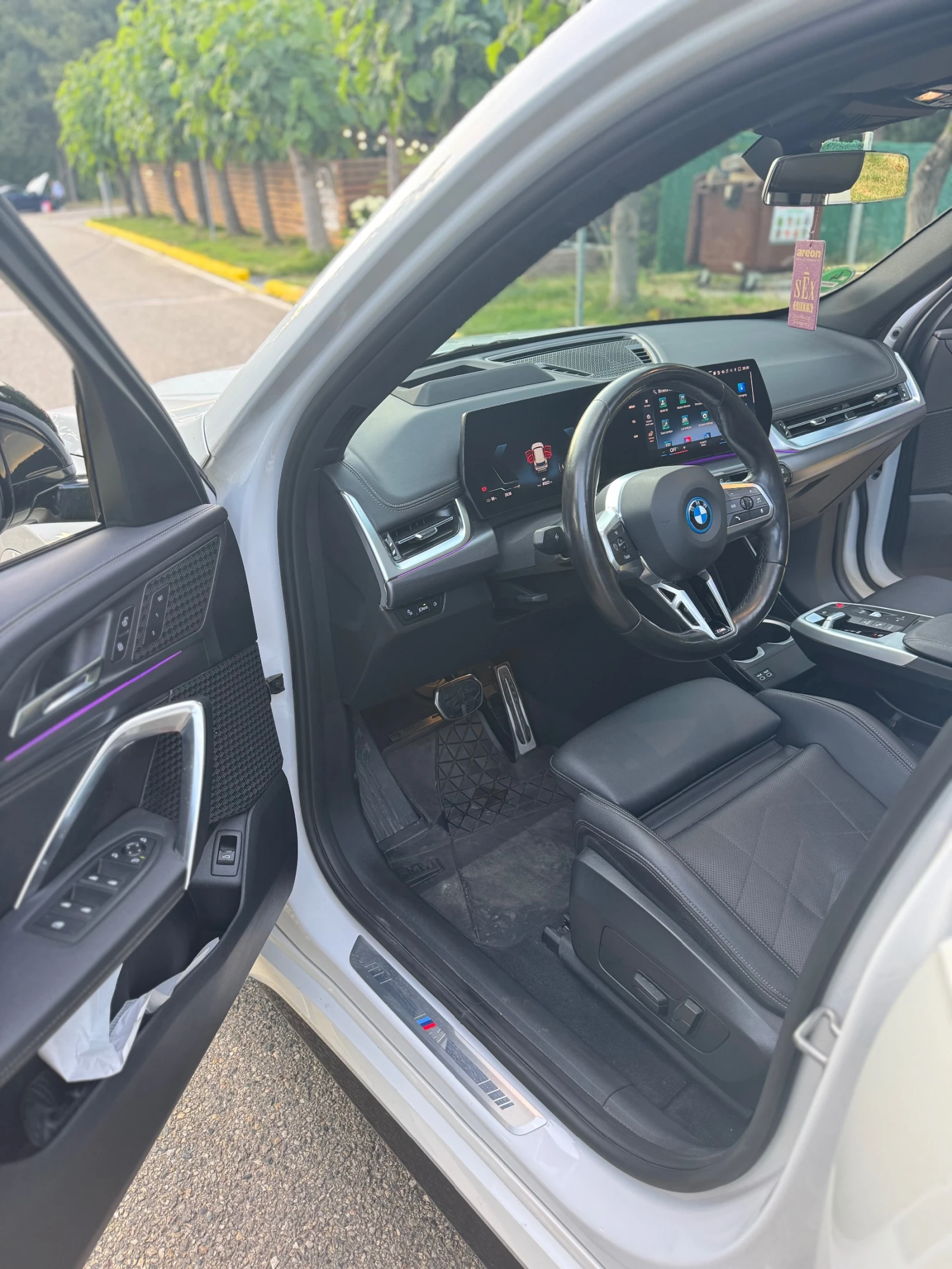 BMW iX1 М-sport/xDrive/Pano/313hp/360/Individual, снимка 10 - Автомобили и джипове - 54995997