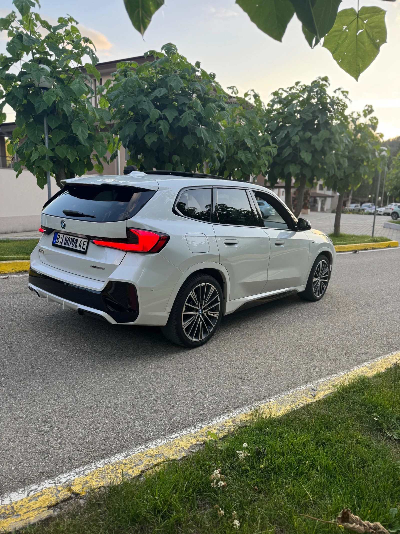BMW iX1 М-sport/xDrive/Pano/313hp/360/Individual, снимка 4 - Автомобили и джипове - 54995997