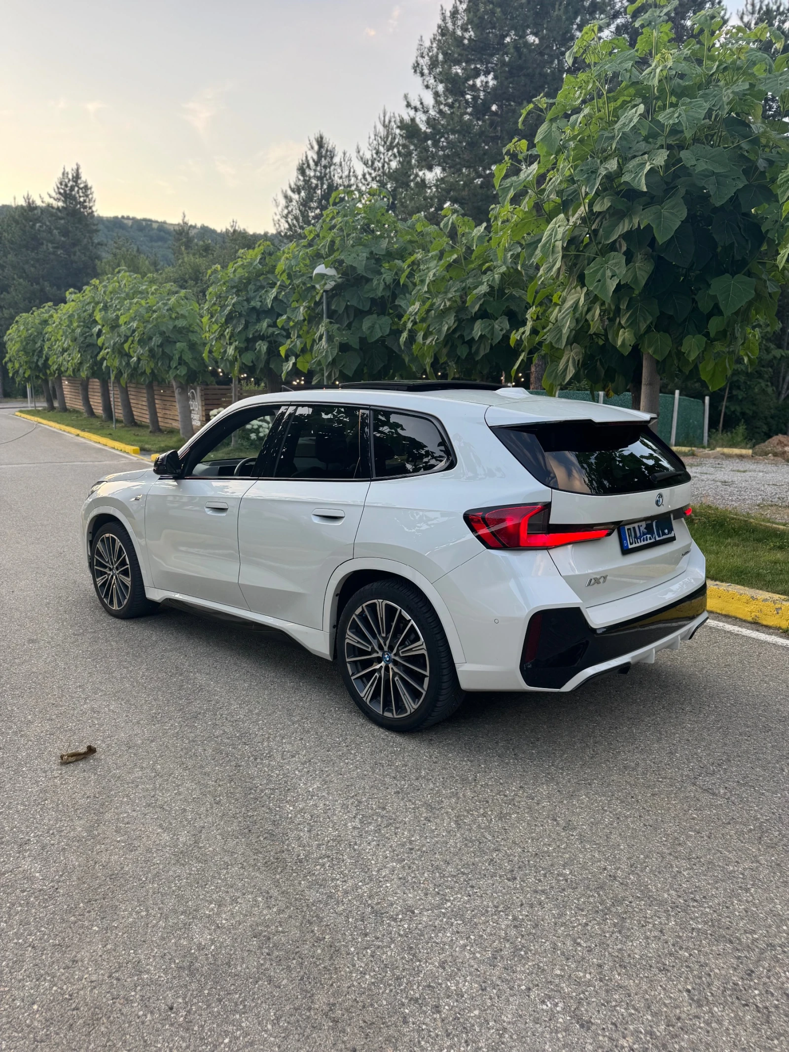 BMW iX1 М-sport/xDrive/Pano/313hp/360/Individual, снимка 3 - Автомобили и джипове - 54995997