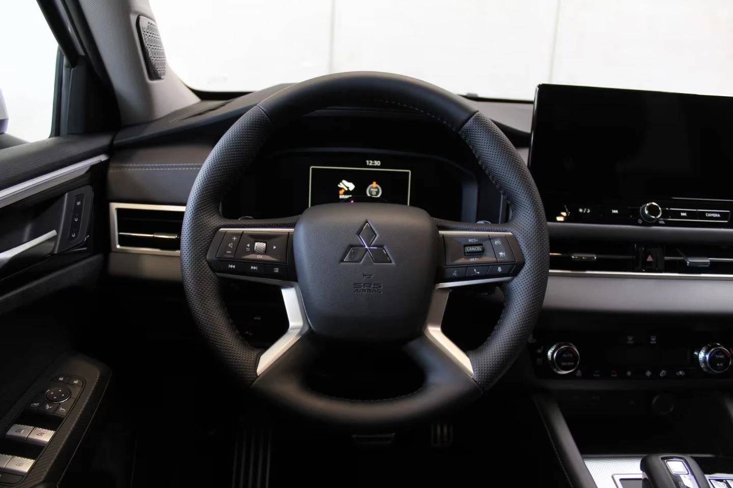 Mitsubishi Outlander НОВ!/2.4PHEV/306HP/TOP/PANO/360/HUD/MEMO/665g - изображение 9