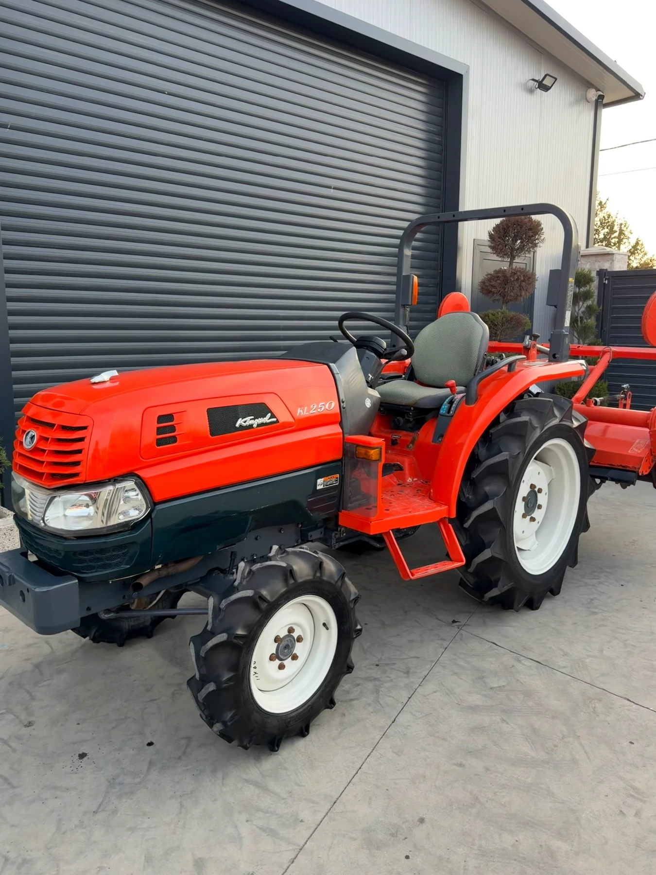 Трактор Kubota KL250 25кс. КАТО НОВ, снимка 4 - Селскостопанска техника - 53885133