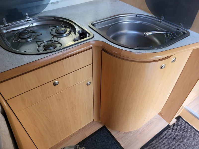 Кемпер Renault Master, снимка 12 - Каравани и кемпери - 52470185